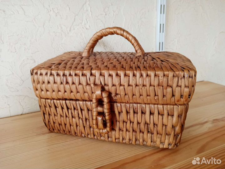 Советская плетёная шкатулка в виде сундука