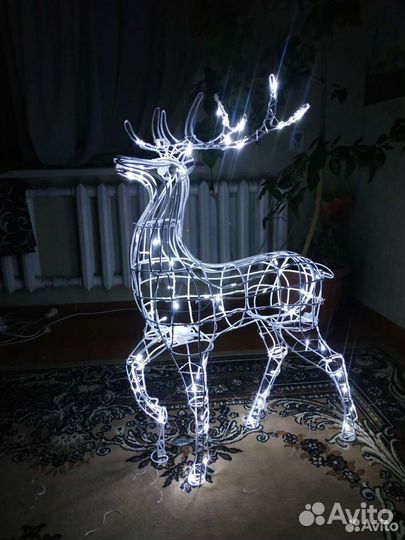 Новогодний олень с гирляндой