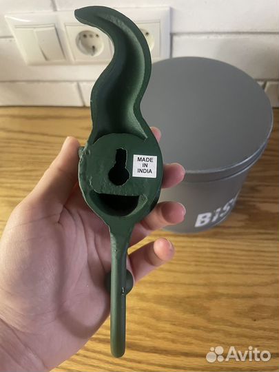 Настенный металлический крючок