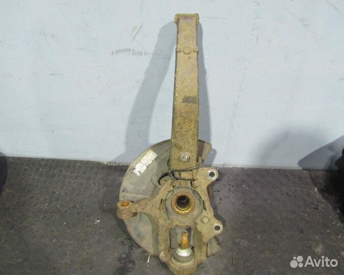 Grand Cherokee WK2 Кулак поворотный передний правы