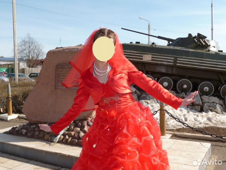 Платье белое и красное 44