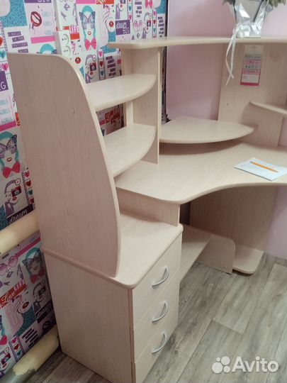 Угловой стол. Под компьютер. Письменный,с ящиками