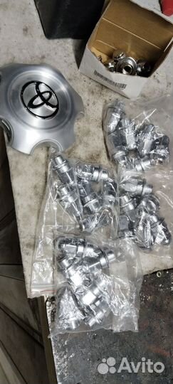 Колпак колеса и гайки Тайота