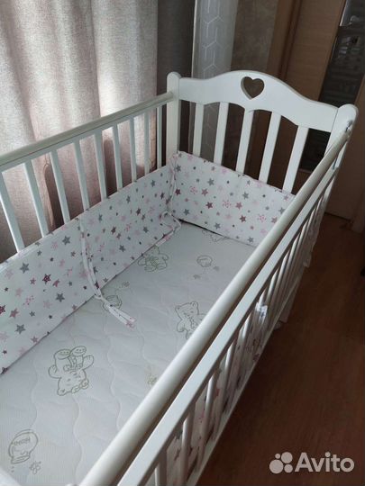 Детская кроватка с маятником