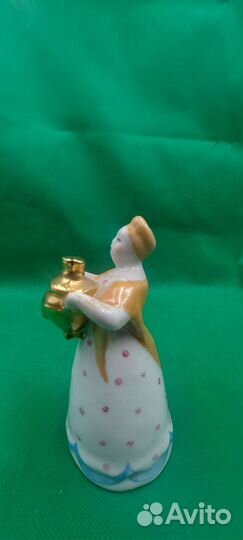 Фарфоровая статуэтка Девушка с самоваром Дулево