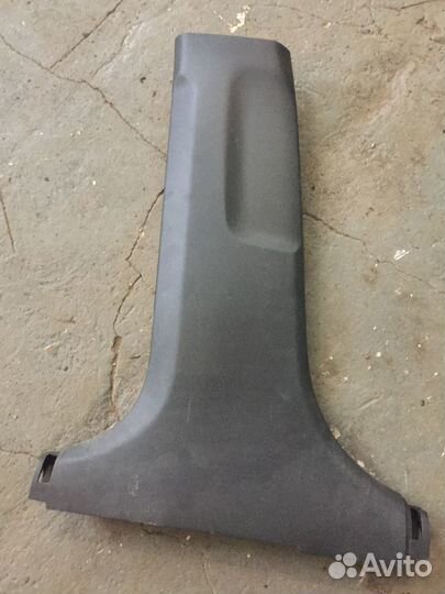 Обшивка стойки средней нижняя левая Kia Rio 4