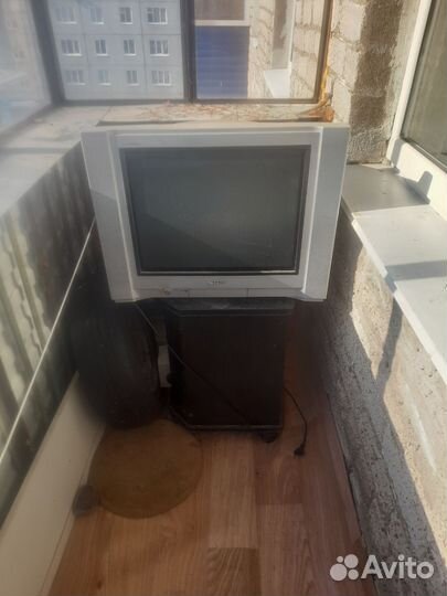 Телевизор с тумбочкой