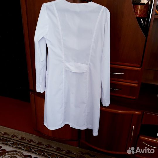 Белый медицинский халат