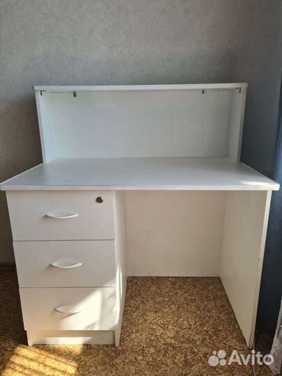 Письменный стол с надстройкой(ресепшен)