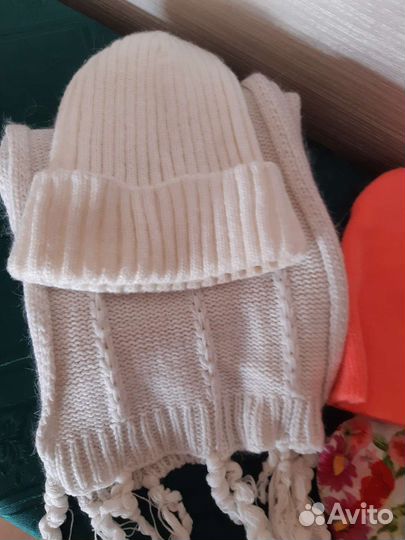 Комплекты шапки, шарфы, варежки