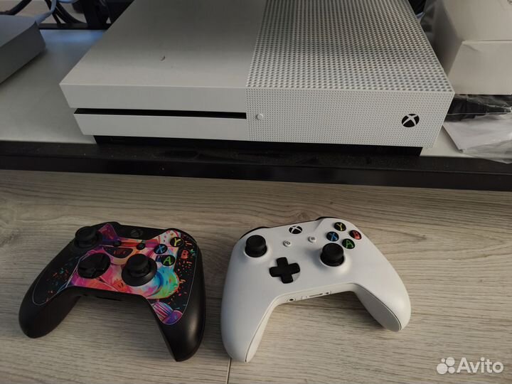Xbox One S + 2 джойстика + 5 игр