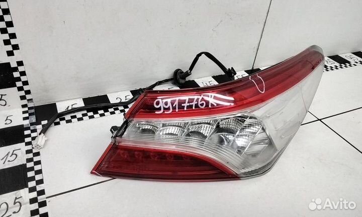 Фонарь правый наружный Toyota Camry V70 LED