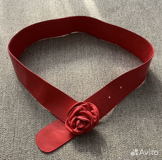 Красный ремень с цветочной пряжкой