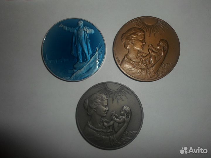 Медали рожденным в Ленинграде