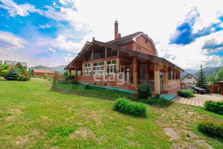 Коттедж 402,5 м² на участке 50 сот.