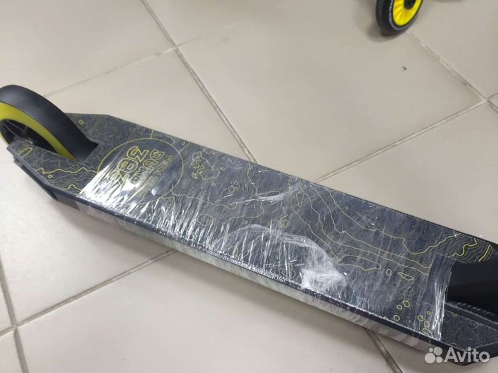 Самокат трюковой Duker 303 черный/желтый