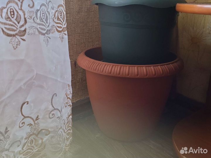 Большой цветочный горшок