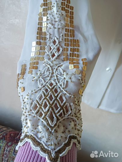 Блузка с вышивкой на рукавах