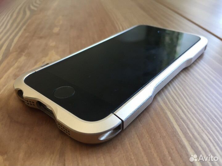 Бампер алюминиевый для iPhone SE