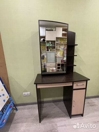 Туалетный столик с зеркалом