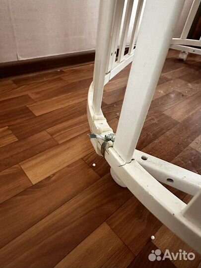 Детская кроватка с маятником