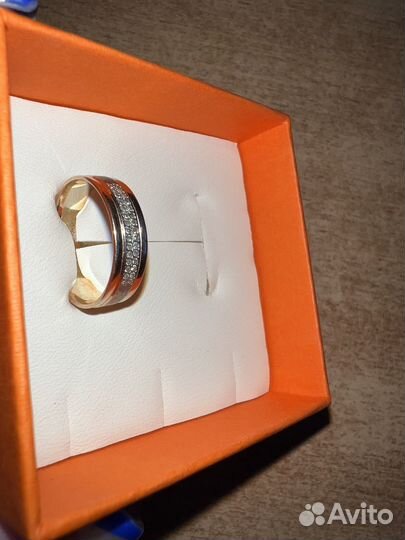 Золотое кольцо с бриллиантом