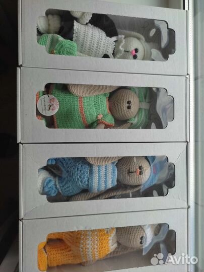 Зайчики вязанные в коробке