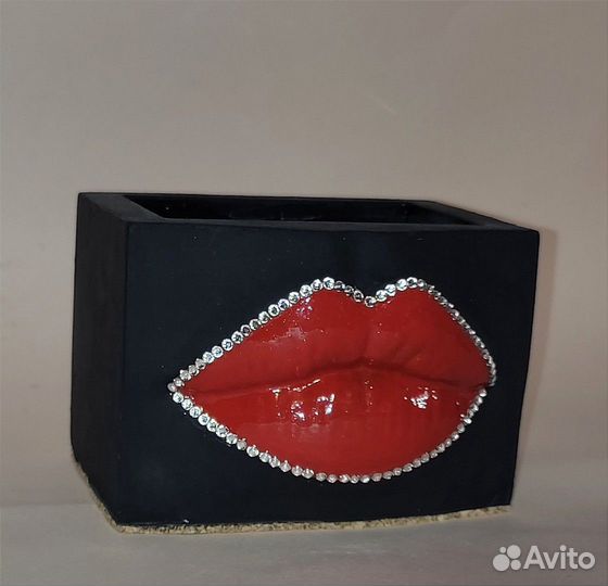 Гипсовое кашпо со стразами