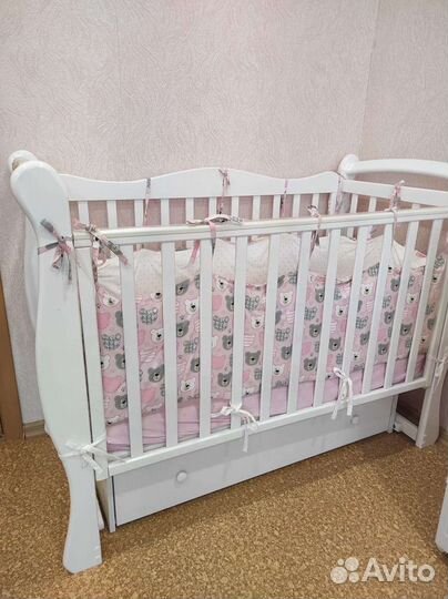 Детская кроватка с маятником и ящиком