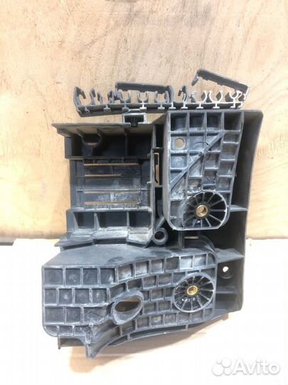 Кронштейн блока предохранителей Volkswagen Passat