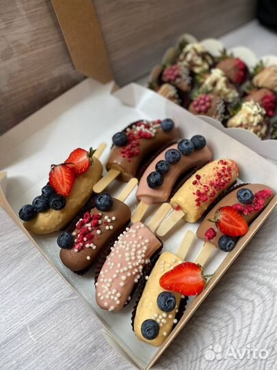 Бананы в шоколаде с ягодами