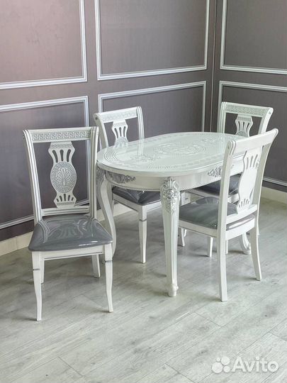 Стол и стулья