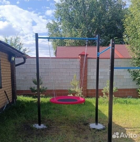 Уличный турник для всей семьи можно и качели