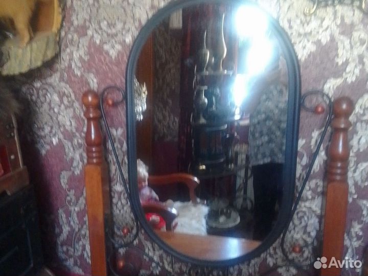 Старинный столик.с зеркалом