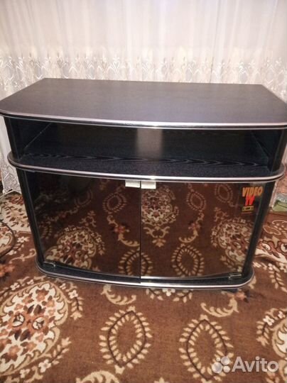 Тумба на колесиках под телевизор