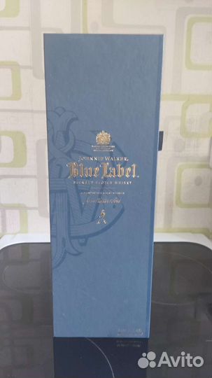 Пустые бутылки из под виски, коньяка