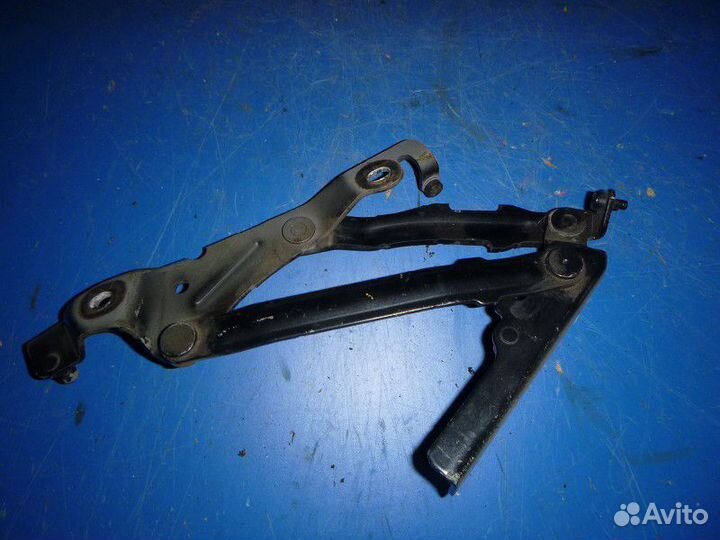 Петля крышки багажника mazda 3 (BL) 2009-2013