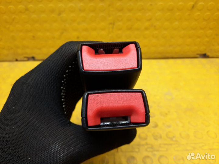Ответная часть ремня безопасности задняя