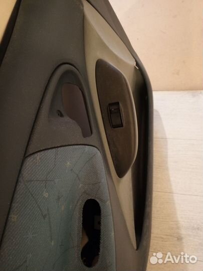 Обшивка двери toyota vitz