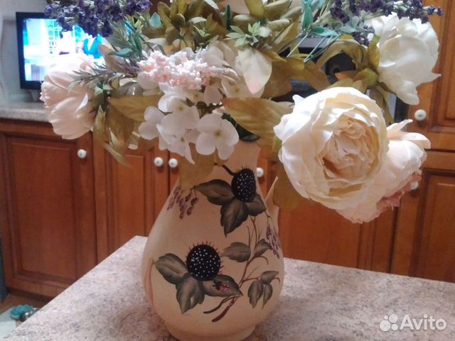 Глиняный кувшин с искус цветами