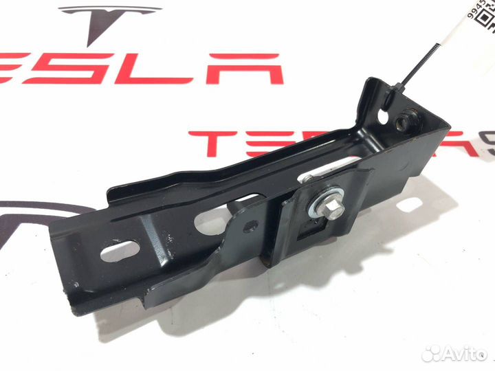 Кронштейн крепления бампера переднего Zeekr 001