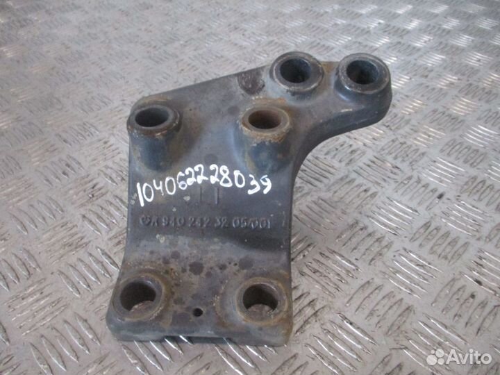 Кронштейн опоры двигателя Mercedes-Benz A940242320