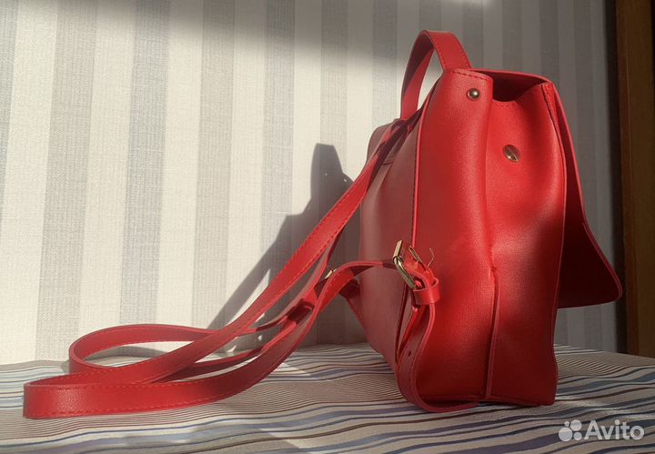 Модный яркий красный рюкзак