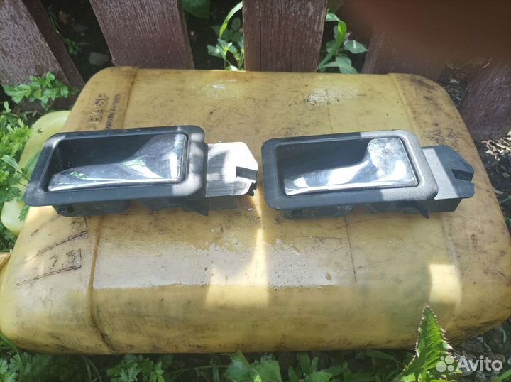 Ручка правая дверная Ауди 80 внутренняя