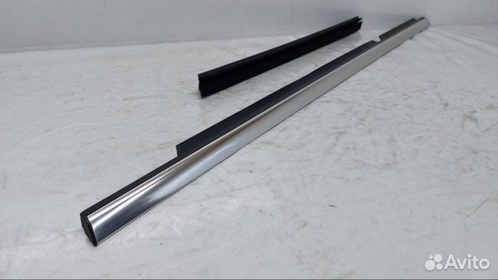 Молдинг на дверь задний левый Mercedes-Benz Glk