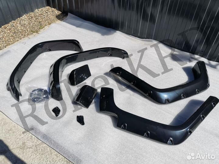 Фендера Toyoyta FJ Cruiser в Наличии