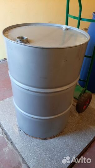 Бочка пластиковая и металлическая