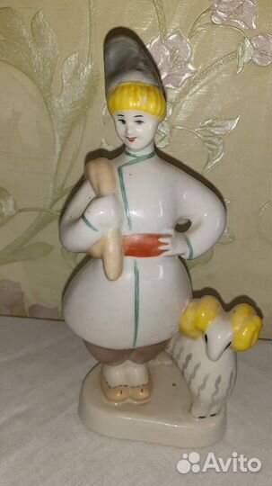 Статуэтка фарфор