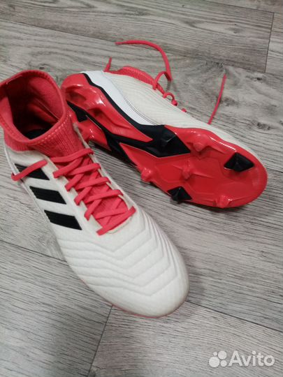 Футбольные бутсы adidas predator