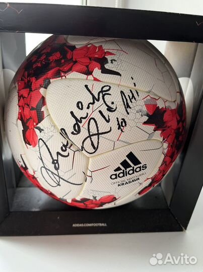 Мяч с автографами (Роналду, Рональдиньо и Роналдо)